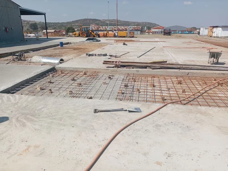 A bay of mesh between two cast slabs