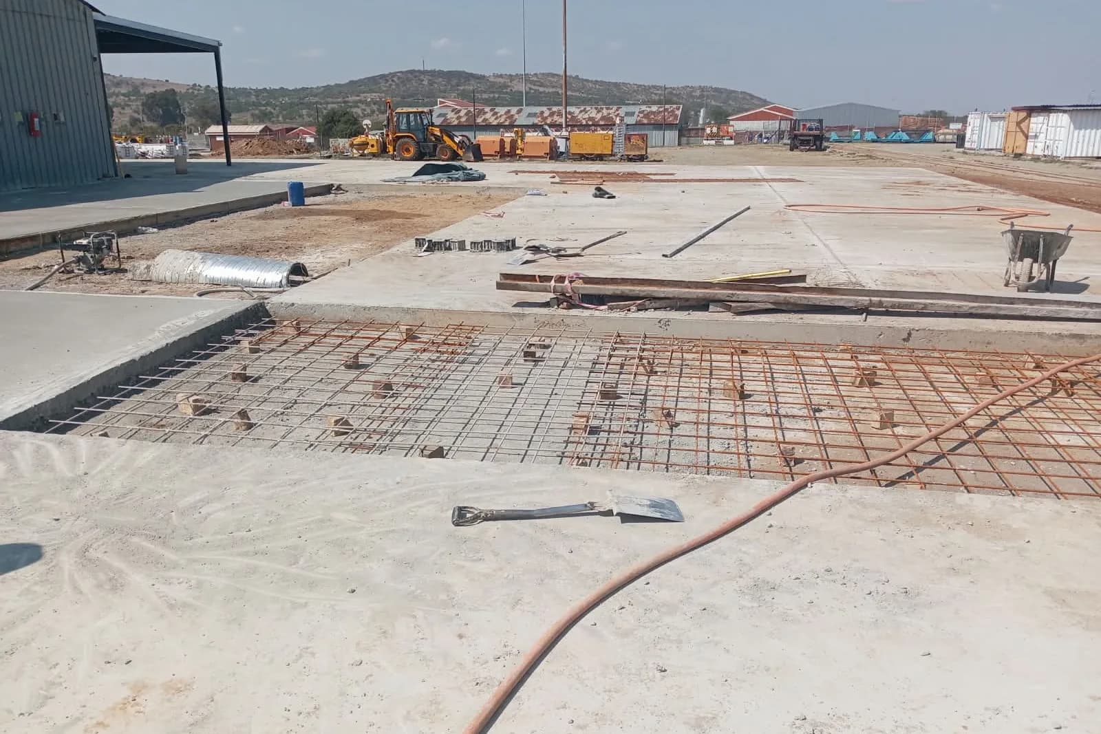 A bay of mesh between two cast slabs